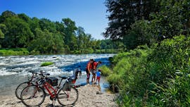 A familie with their bikes standing next to the Nessie River while Rafting & Bike Tour on the Neisse River with Neisse Tours Rothenburg