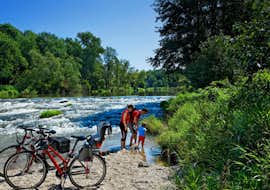 Rafting & Bike Tour on the Neisse River with Neisse Tours Rothenburg A familie with their bikes standing next to the Nessie River while Rafting & Bike Tour on the Neisse River with Neisse Tours Rothenburg