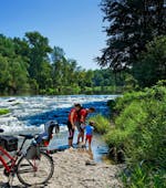 A familie with their bikes standing next to the Nessie River while Rafting & Bike Tour on the Neisse River with Neisse Tours Rothenburg