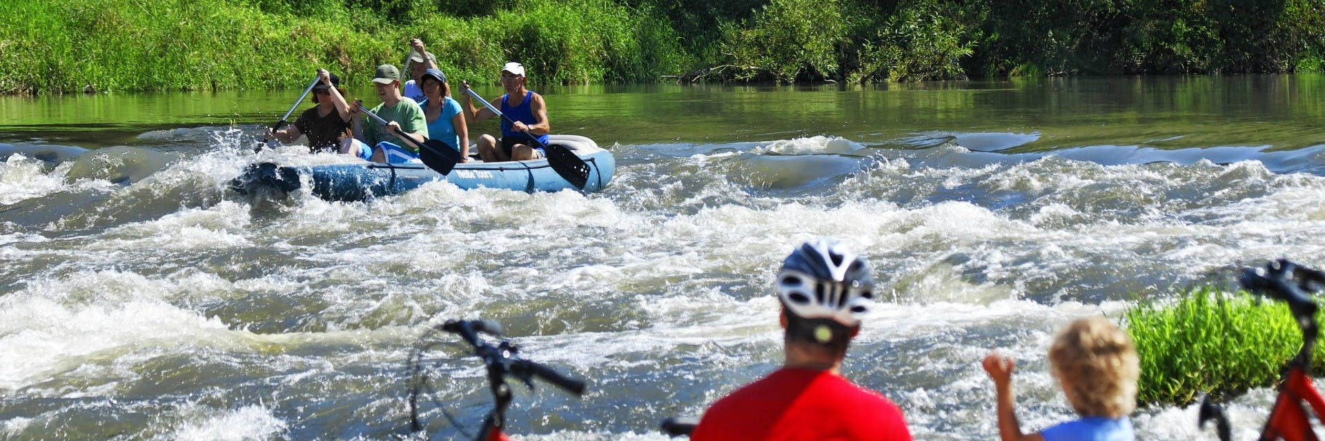 A familie with their bikes standing next to the Nessie River while Rafting & Bike Tour on the Neisse River with Neisse Tours Rothenburg