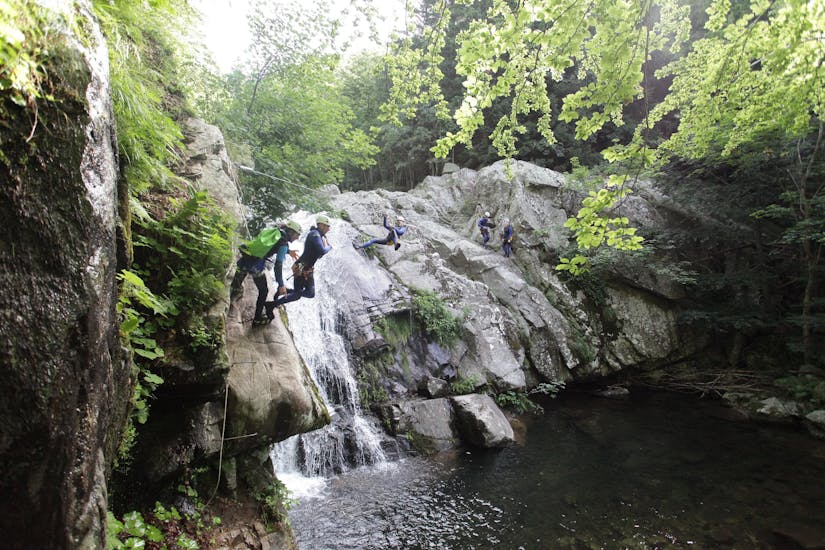 Vrienden overwinnen verschillende obstakels, waaronder een zipline en sprongen tijdens hun Classic Canyoning in Canyon Aéro Besorgues met Geo Ardèche Canyon.