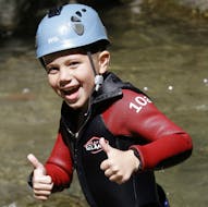 Un niño está feliz de haber participado en su primer senderismo fluvial en el Cañón de la Basse Besorgue, para familias, con Geo Ardèche Canyon.