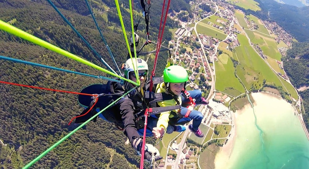 Tandem Paragliding über dem Achensee - Thermikflug.