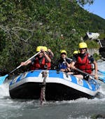 Un groupe d'amis pagaye sur la rivière Guisane lors de leur descente en rafting tonique avec Rivières Évasion.