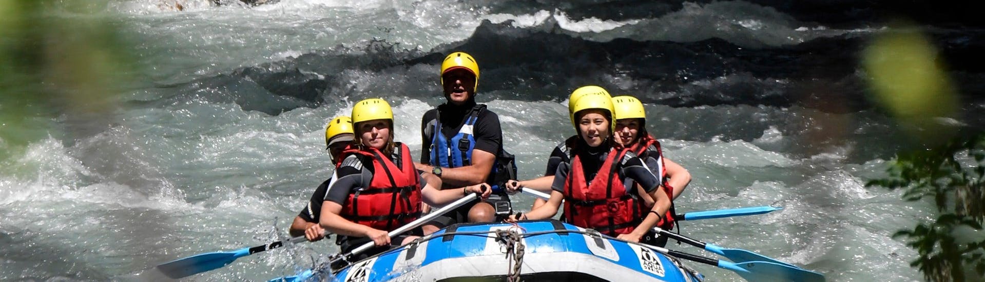 Un groupe d'amis pagaye sur la rivière Guisane lors de leur descente en rafting "Le Tout Serre-Che" avec Rivières Évasion.