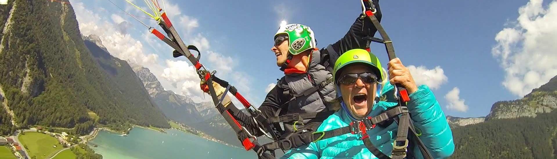 Een klant en haar piloot tijdens Tandem Paragliding over het Achenmeer - Adrenalin Vlucht met Tandem Tirol