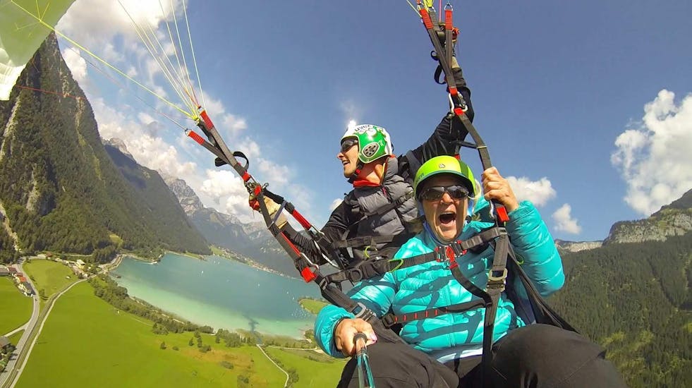 Tandem Paragliding über dem Achensee - Adrenalin-Thermikflug.