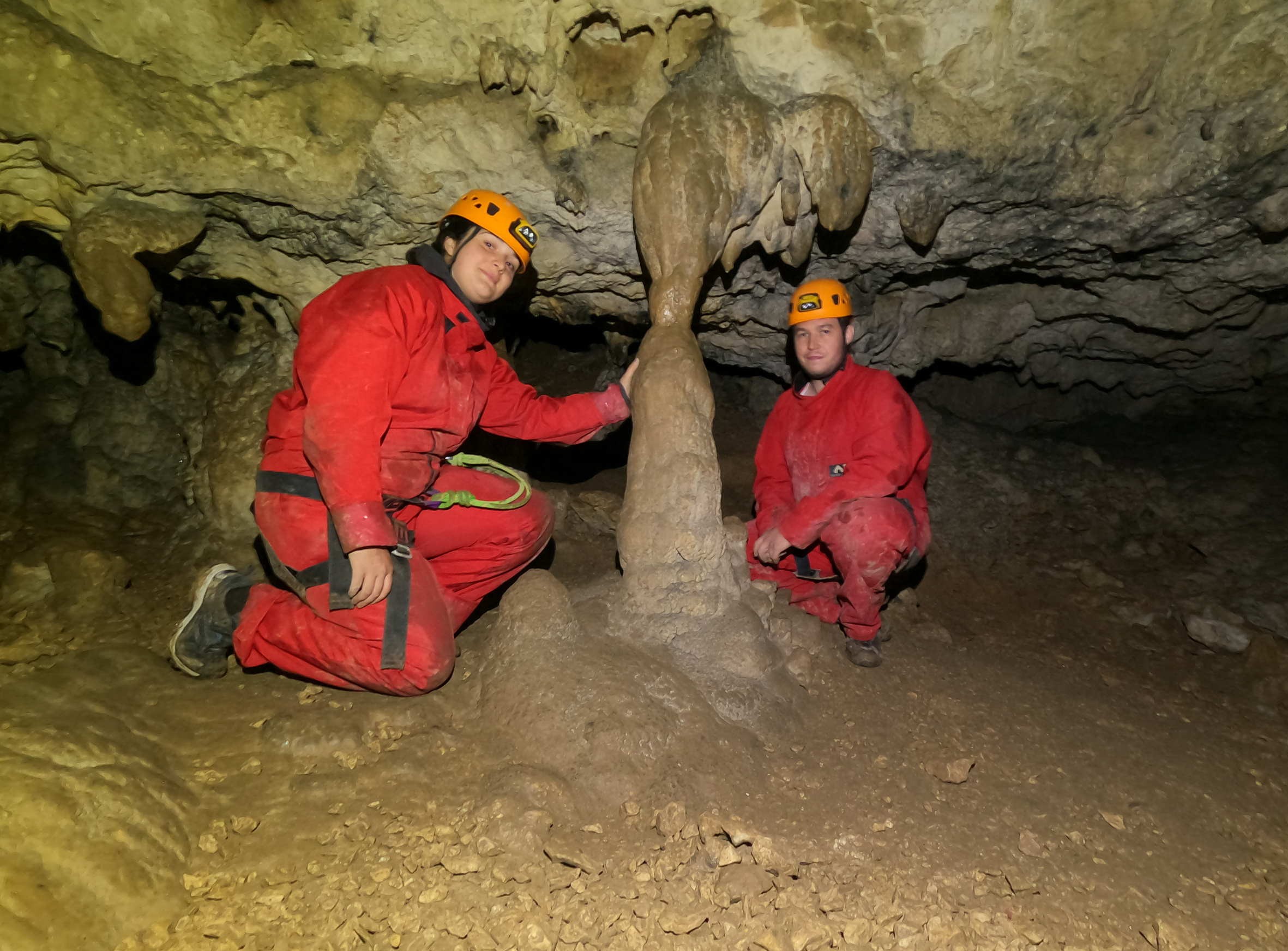 Zwei Männer machen während ihrer Höhlenwanderung in Les Deux Avens mit GEO Ardèche Canyon eine Pause.