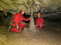 Zwei Männer machen während ihrer Höhlenwanderung in Les Deux Avens mit GEO Ardèche Canyon eine Pause.