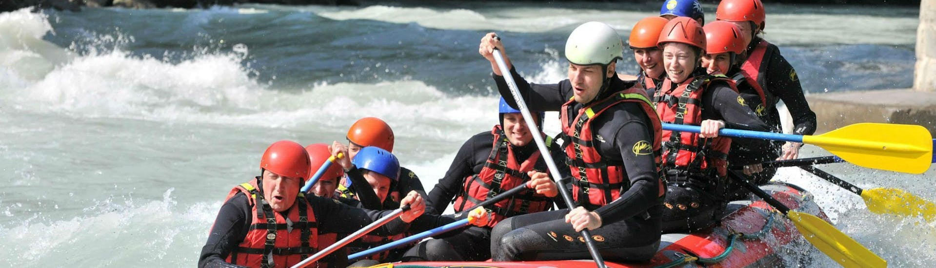 Een groep vrienden bedwingt wat stroomversnellingen op de rivier de Dranse tijdens hun klassieke raftingtocht met 7 Aventures.