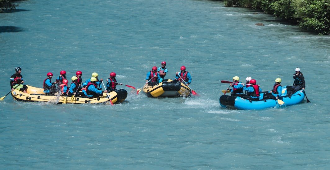 Tutti danno il meglio durante il Rafting sull'Adige in Val Venosta - Homerun Tour con Adventure Südtirol.