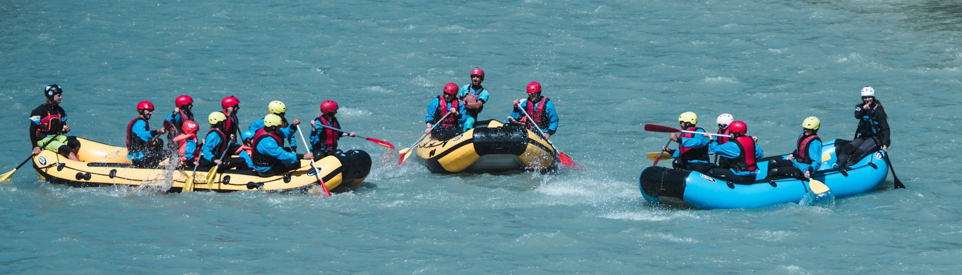Tutti danno il meglio durante il Rafting sull'Adige in Val Venosta - Homerun Tour con Adventure Südtirol.