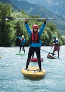Una ragazza è più che entusiasta di partecipare allo Stand Up Paddling sull'Adige in Val Venosta - River Tour con Adventure Südtirol.