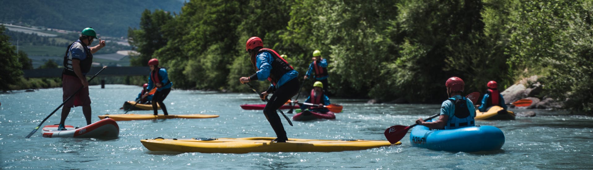 Tutti imparano durante lo Stand Up Paddling sull'Adige in Val Venosta - River Tour con Adventure Südtirol.