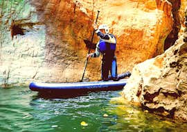 Stand Up Paddle sul Lago di Santa Giustina per Gruppi con Adventure Südtirol Qualcuno su una pagaia durante lo Stand Up Paddle sul Lago di Santa Giustina per gruppi con Adventure Südtirol.