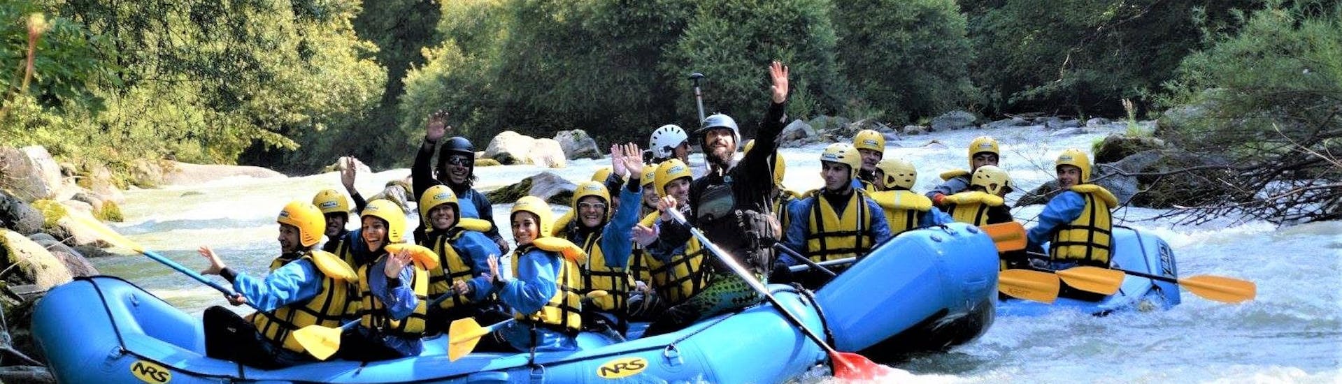Einige Teilnehmer der von X Raft Val di Sole organisierten Rafting Tour "Rio Claro" lächeln in die Kamera.