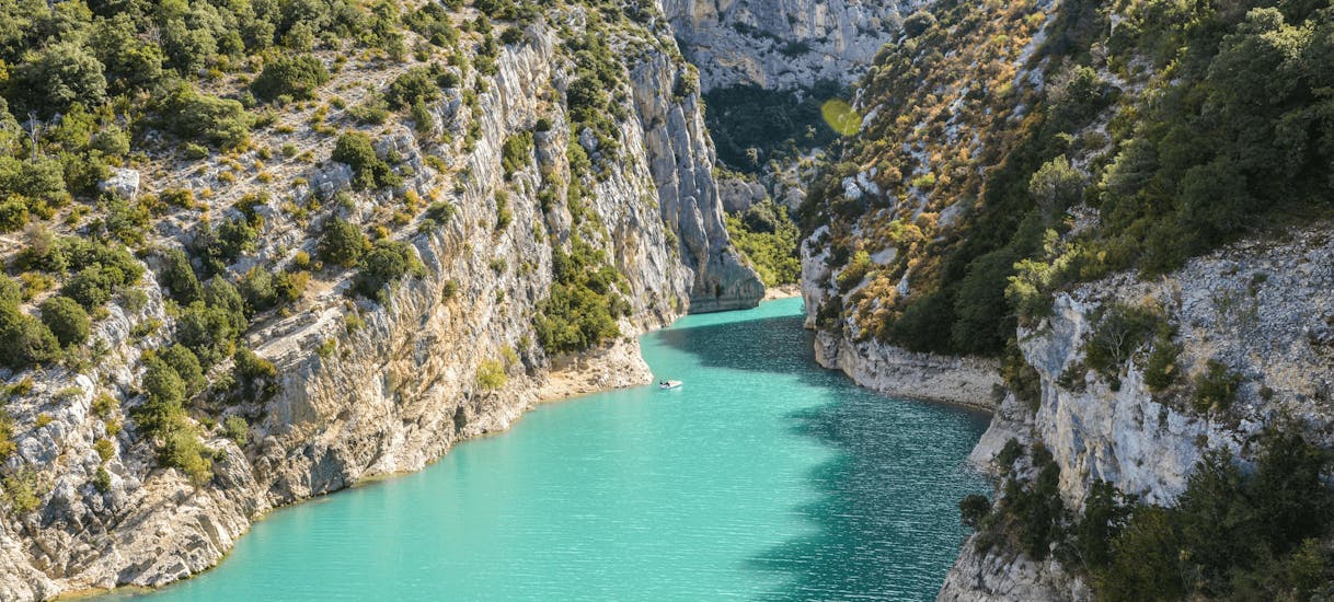 Magnificent view of the Verdon gorges and its emerald waters where Yeti Rafting organizes rafting tours for families.