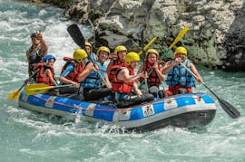 Een groep in de boot tijdens het raften op de Verdon rivier in juli en augustus voor gezinnen with Yeti Rafting Verdon.
