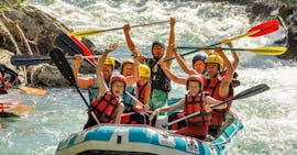 Un grupo de adultos y niños se ven atrapados en los rápidos del río Verdon y se divierten durante el descenso de rafting clásico organizado por Yeti Rafting.