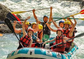 Rafting sur le Verdon - Classique avec Yeti Rafting Verdon Un groupe d'adultes et d'enfants s'amuse sur le Verdon lors de la descente en rafting classique organisée par Yeti Rafting.