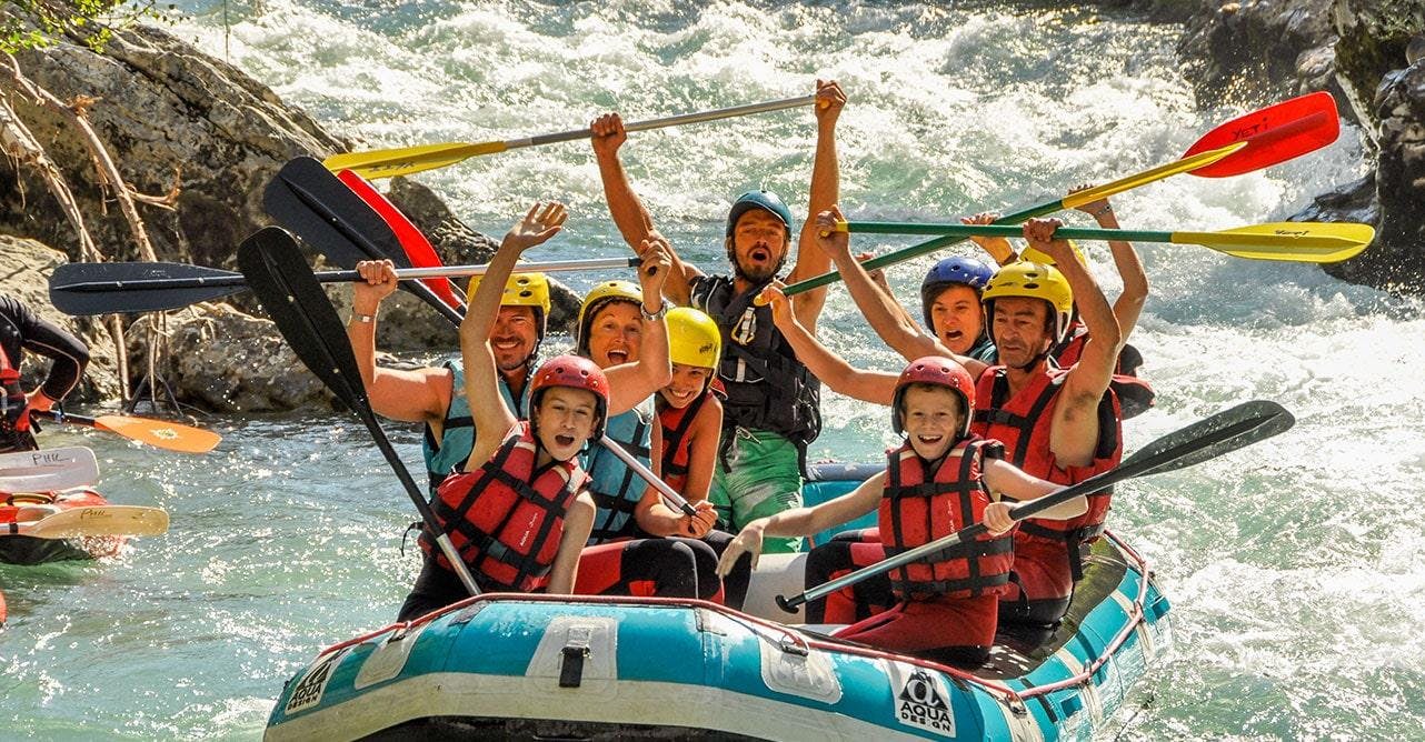 Classic Rafting on the Verdon River with Yeti Rafting Verdon A group of adults and kids are enjoying themselves on the Verdon river during the Classic rafting descent organized by Yeti Rafting.