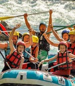 Un groupe d'adultes et d'enfants s'amuse sur le Verdon lors de la descente en rafting classique organisée par Yeti Rafting.