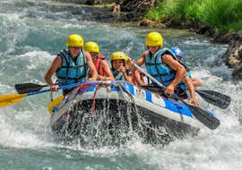 Rafting sur le Verdon - Intégral avec Yeti Rafting Verdon Un groupe dompte les rapides lors de leur descente intégrale du Verdon en rafting avec Yeti Rafting.