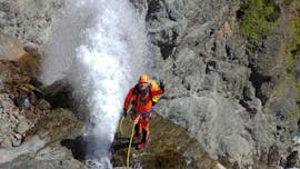 Un homme prend une photo après avoir réussi à descendre en rappel une cascade lors de sa sortie Canyoning dans le canyon du Chichin - Expert avec SerreChe Canyon.