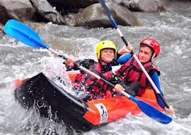 Canoe-raft on the Ubaye River in Le Lauzet-Ubaye - Tandem with Anaconda Rafting Ubaye Two friends are paddling through rapids on their Canoe-Raft on the Ubaye River with Anaconda Rafting.