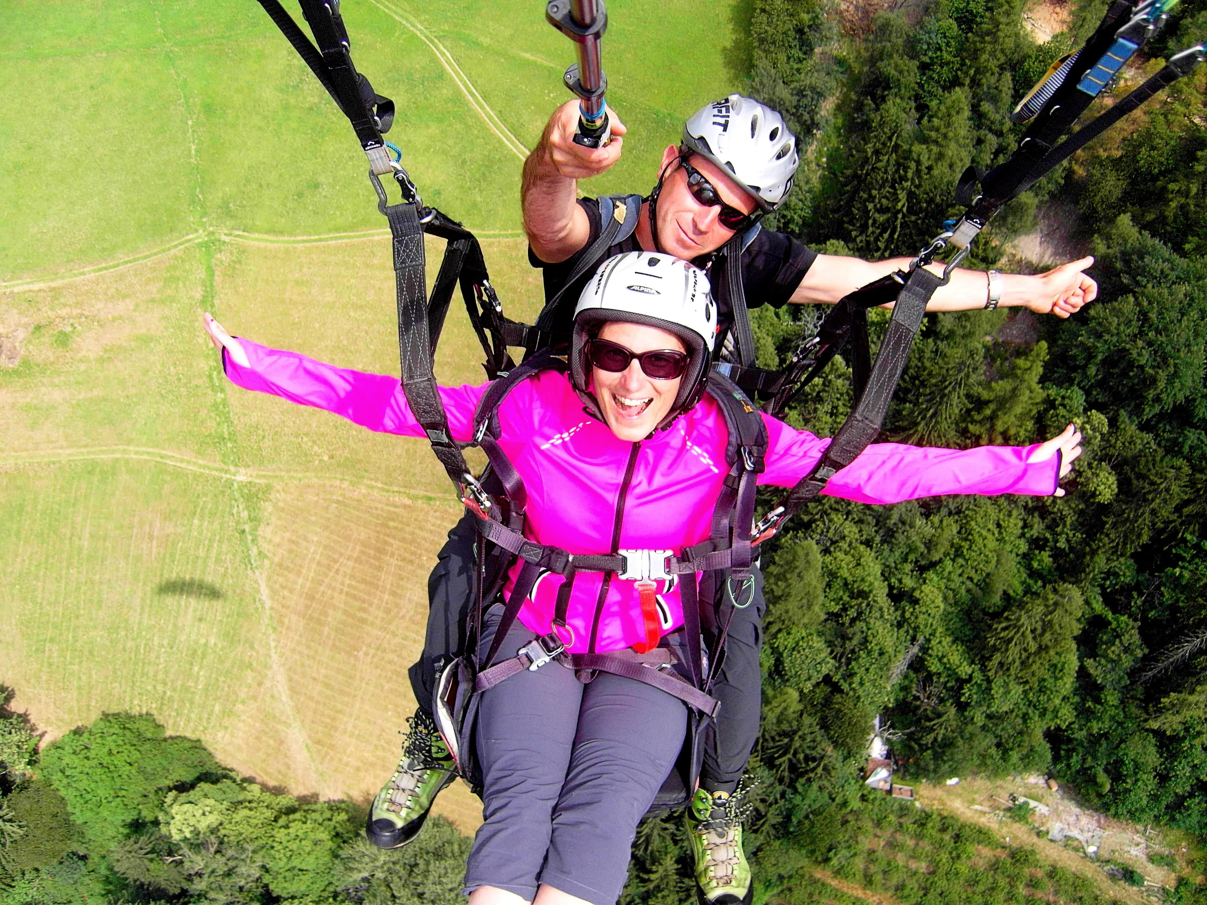 Parapendio biposto a Punta Cervina - Volo sulle vette with FlyHirzer Saltusio Un partecipante si sta divertendo molto durante il Tandem Parapendio a Punta Cervinia - Volo in Vetta con FlyHirzer Saltusio.