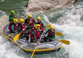 Rafting sur le Verdon depuis Castellane - Classique avec Raft Session Verdon Photo d'action d'un groupe dans le radeau lors d'un Rafting sur le Verdon au départ de Castellane - Classic.