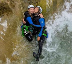 Deux personnes descendent en canyoning dans le Canyon du Saint Auban - Sport.