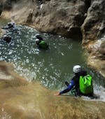 Eine Gruppe in einer natürlichen Rutsche beim Canyoning in der Riolan-Schlucht im Sommer.