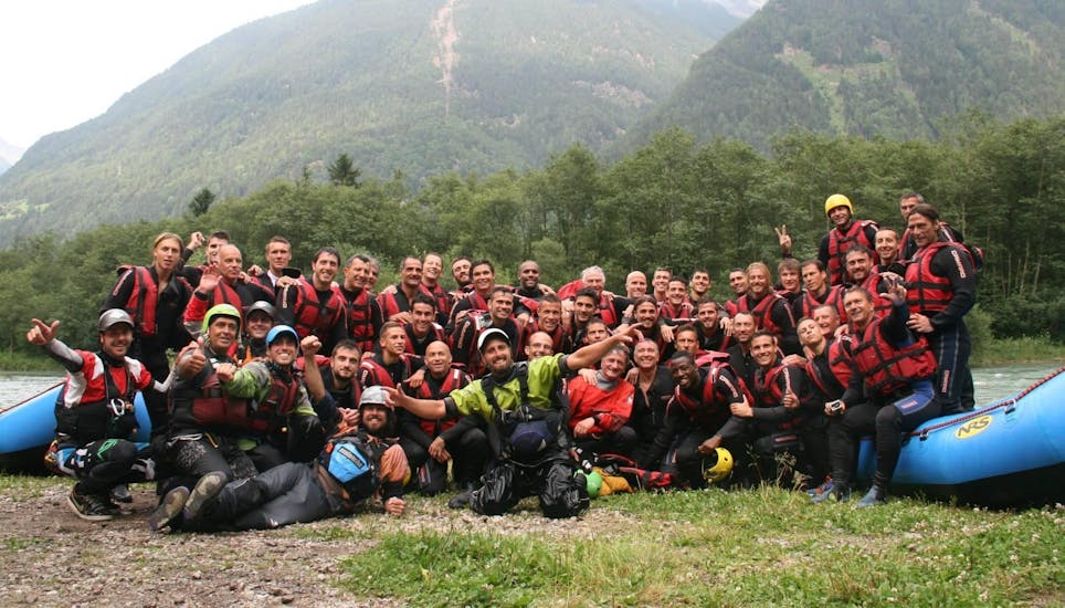 Foto di gruppo dei partecipanti al Rafting sul fiume Rienza in Val Pusteria - Giro breve con Club Activ Campo Tures.