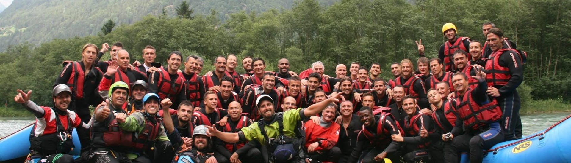 Gruppenfoto der Leute, die das Rafting auf der Rienz im Pustertal - Kurze Tour mit Club Activ Campo Tures.