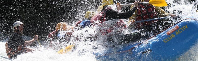 Un gruppo di partecipanti che si divertono durante il Rafting sull'Isarco - Percorso lungo con Club Activ.