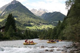 Alcuni partecipanti scendendo il fiume durante il Rafting e Canyoning sull'Aurino - Combi Tour con Club Activ.