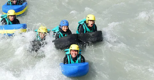 Hydrospeed sur la Durance à Embrun avec Latitude Rafting Embrun Les participants à la sortie rafting "Hydrospeed" sur la Durance avec Latitude Rafting profitent de leur temps dans l'eau.