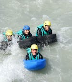 Les participants à la sortie rafting "Hydrospeed" sur la Durance avec Latitude Rafting profitent de leur temps dans l'eau.