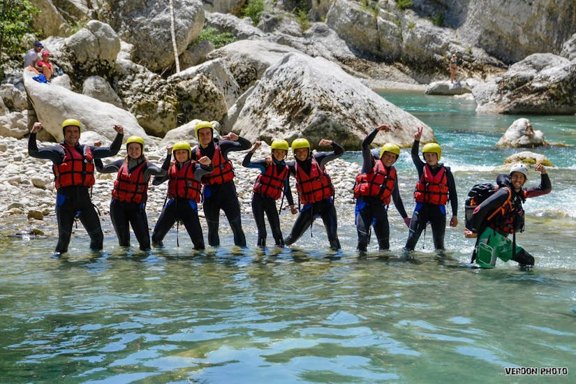 Foto di un gruppo in acqua durante il trekking fluviale nel Chaos de l'Imbut da Castellane con Raft Session Verdon.