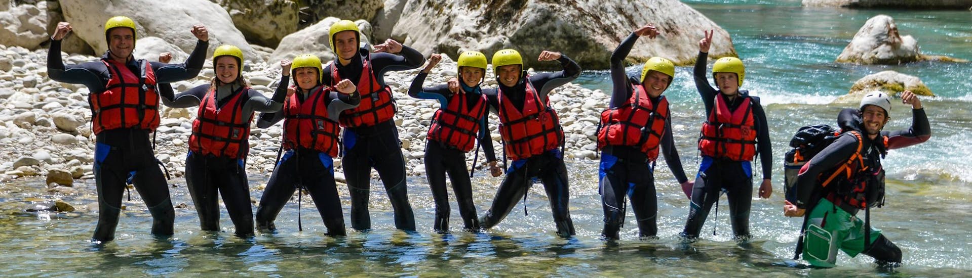 Foto di un gruppo in acqua durante il trekking fluviale nel Chaos de l'Imbut da Castellane con Raft Session Verdon.