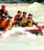 Un raft con un team di 8 persone sta scendendo l'Adda durante il Rafting sull'Adda - Full Fun di Rafting Lombardia.