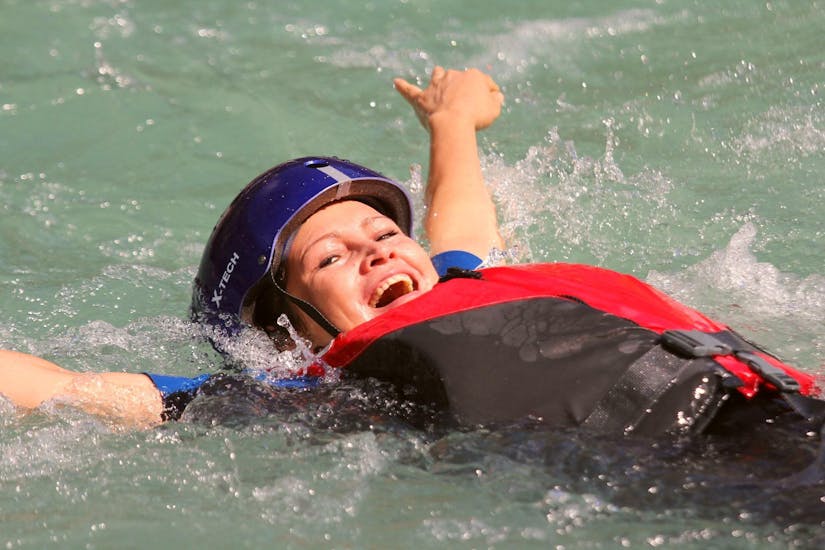 Una ragazza nuota durante Rafting on the Adda - Full Wine di Rafting Lombardia.
