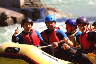 Un raft con un team di 4 persone sta scendendo l'Adda durante il Rafting sull'Adda - Full Wine di Rafting Lombardia.