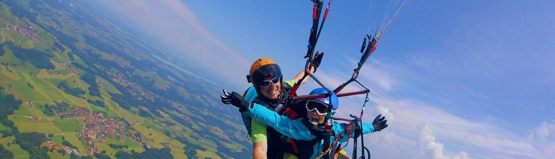 Tandem Paragliding Thermikflug Plus über den Chiemsee oder Kössen.