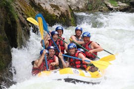 A group of friends enjoying theur Adventurous Rafting on the Aude River with Rodeo Raft Aude.