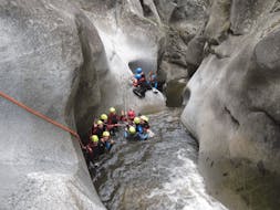 Une famille s'amuse pendant leur activité de Canyoning dans le canyon de Molitg Les Bains - Découverte avec Exterieur Nature.