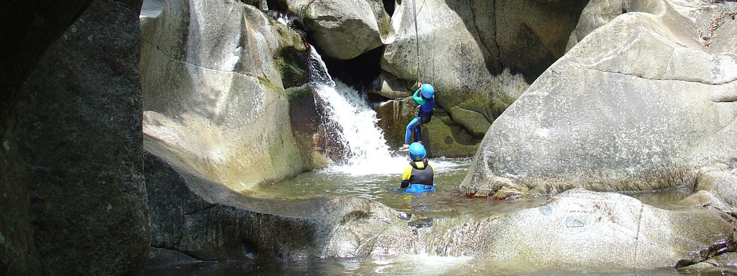 A family is enjoying their Canyoning in Canyon de Molitg Les Bains - Discovery activity with Extérieur Nature.
