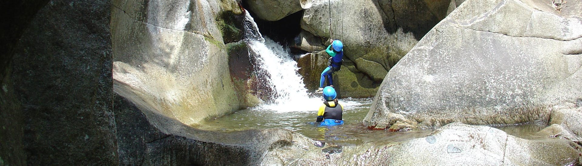 A family is enjoying their Canyoning in Canyon de Molitg Les Bains - Discovery activity with Extérieur Nature.