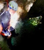 Una ragazza si gode la magia del canyoning a Rio Nero in Valle di Ledro con LOLgarda di LiveOutdoorLife.
